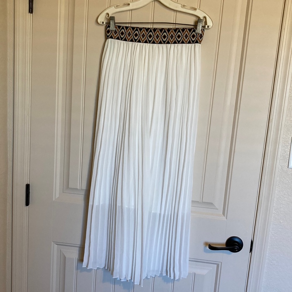 Womens Size M White Pleated Skirt Stretchy Aztec Print Waistband Maxi Lined
